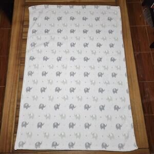 Unbranded Lt. Grey Fleece Infant Blanket w/ Grey Elephants 28" x 39"